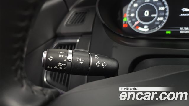 Jaguar E-PACE 2020 — photo 30