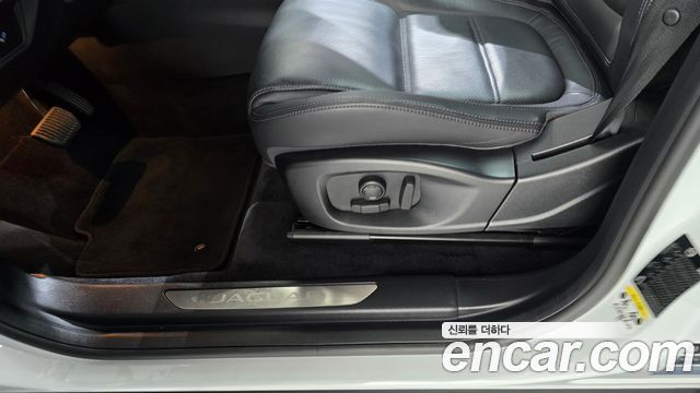 Jaguar E-PACE 2020 — photo 33