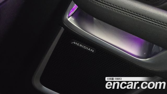 Jaguar E-PACE 2020 — photo 36