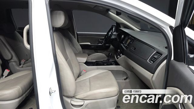 Kia Canival 2016 — photo 17