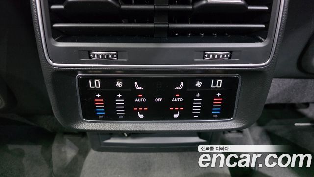Audi Q8 2022 — photo 32