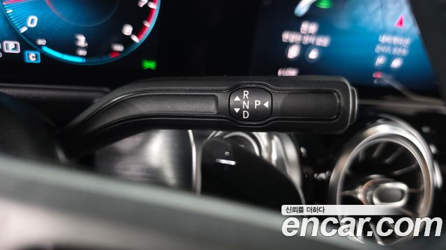 Mercedes-Benz GLB-Class 2020 — photo 12