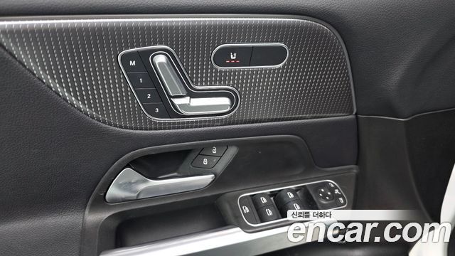 Mercedes-Benz GLB-Class 2020 — photo 27