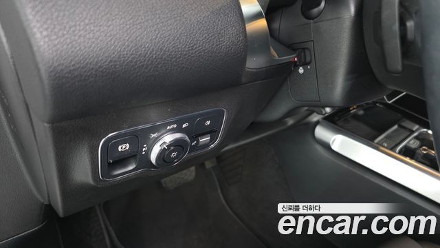 Mercedes-Benz GLB-Class 2020 — photo 29