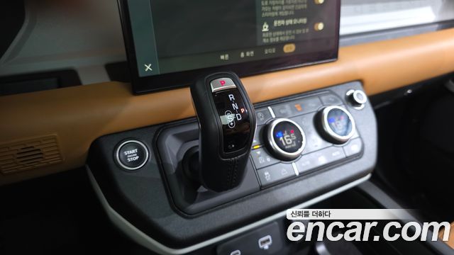 Land Rover Defender 2023 — photo 12