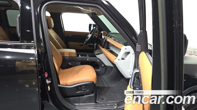Land Rover Defender 2023 — photo 17