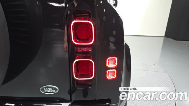 Land Rover Defender 2023 — photo 9