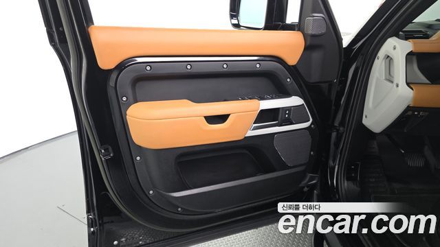 Land Rover Defender 2023 — photo 14