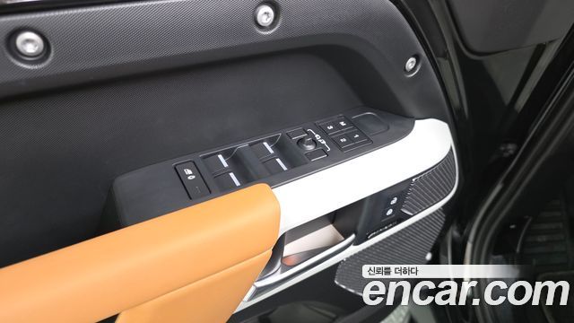 Land Rover Defender 2023 — photo 31