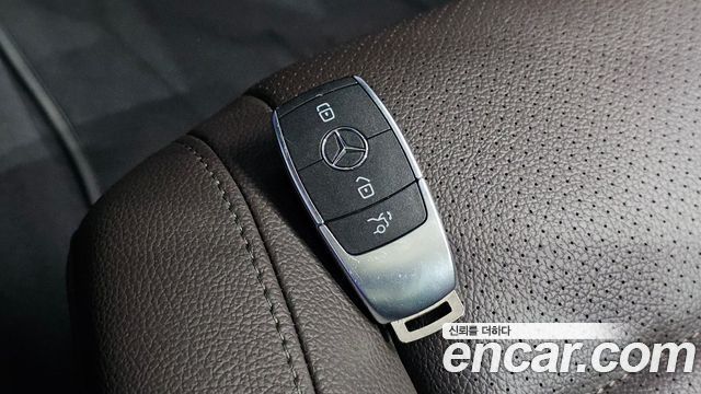 Mercedes-Benz GLE-Class 2022 — photo 31