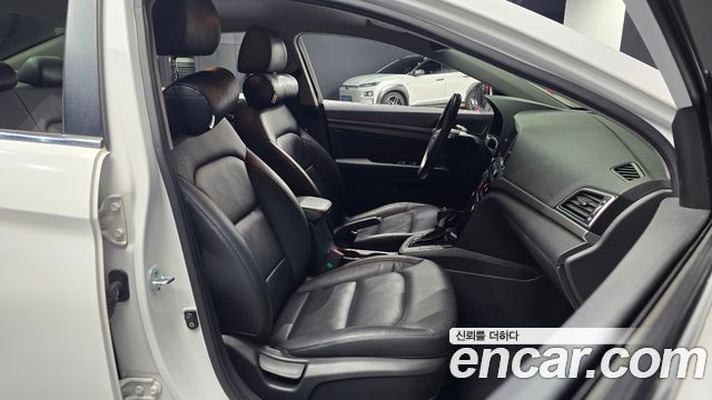 Hyundai AVANTE 2016 — photo 13
