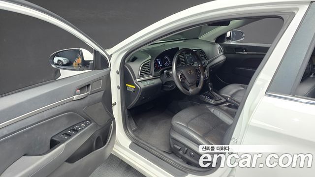 Hyundai AVANTE 2016 — photo 17