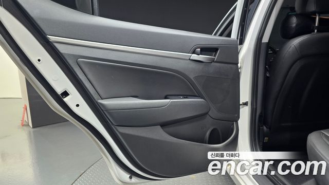 Hyundai AVANTE 2016 — photo 15