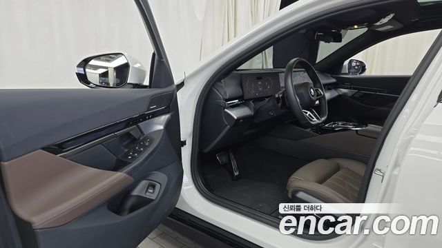 BMW 5-Series 2025 — photo 10