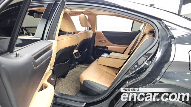 Lexus ES 2023 — photo 17