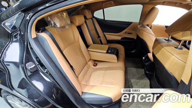 Lexus ES 2023 — photo 25