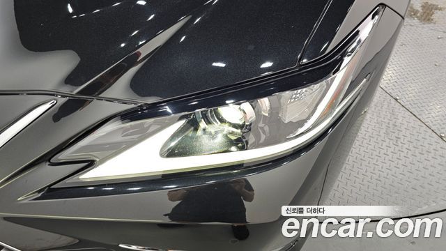 Lexus ES 2023 — photo 8
