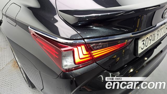 Lexus ES 2023 — photo 9