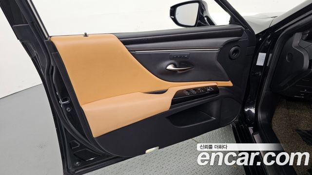 Lexus ES 2023 — photo 14