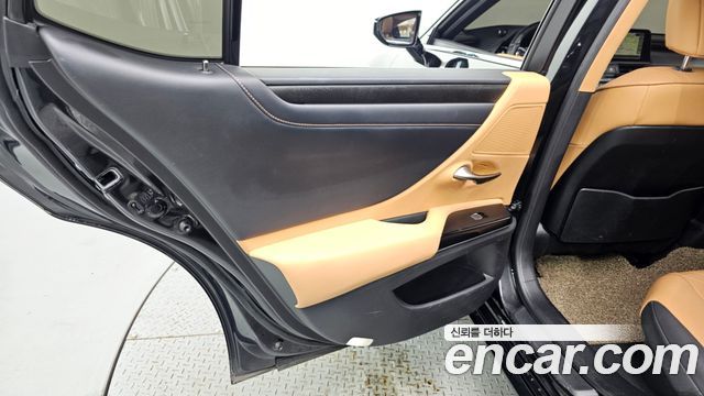 Lexus ES 2023 — photo 15