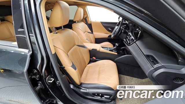 Lexus ES 2023 — photo 16
