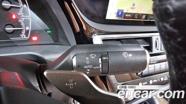 Lexus ES 2023 — photo 29