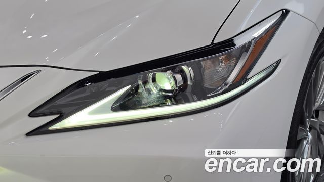 Lexus ES 2023 — photo 8