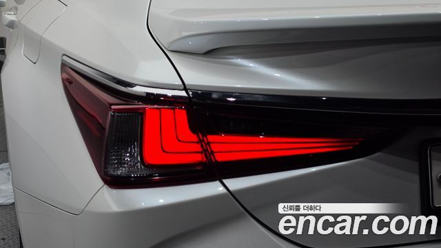 Lexus ES 2023 — photo 9