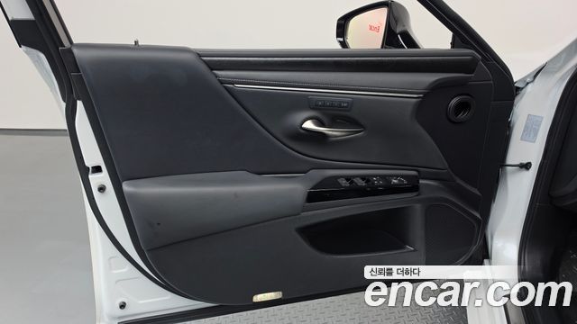 Lexus ES 2023 — photo 14