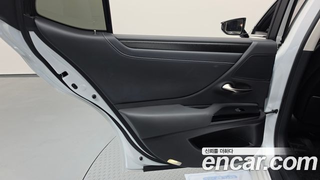 Lexus ES 2023 — photo 15