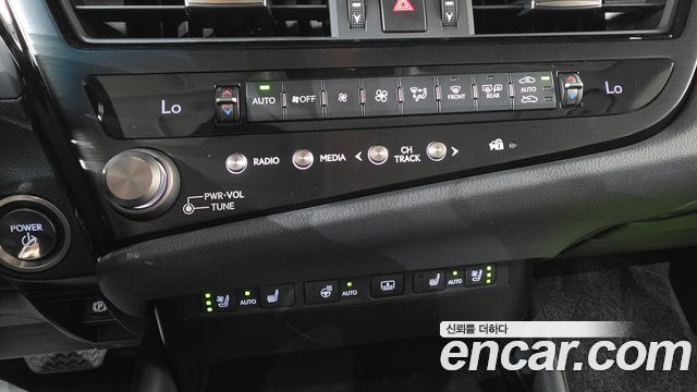Lexus ES 2023 — photo 32
