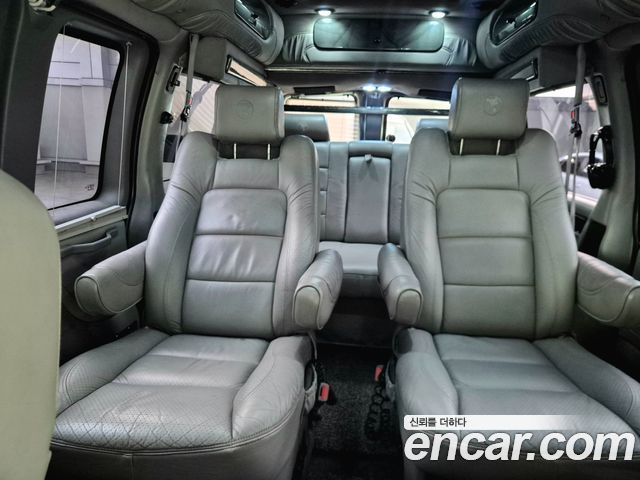 Chevrolet Express Van 2011 — photo 13