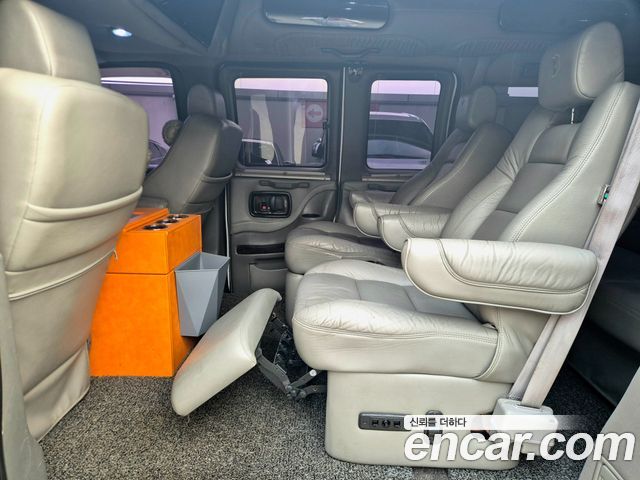Chevrolet Express Van 2011 — photo 14