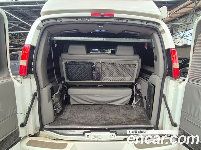 Chevrolet Express Van 2011 — photo 15