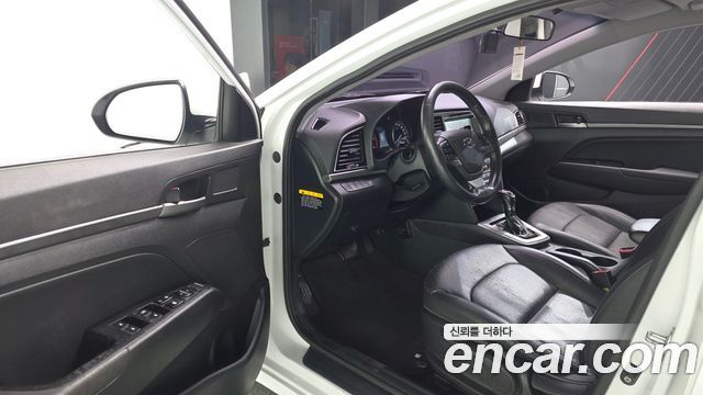 Hyundai AVANTE 2017 — photo 10