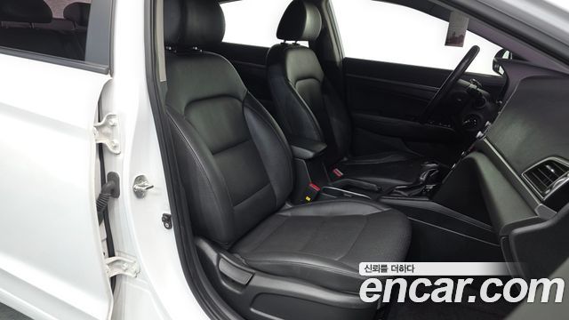 Hyundai AVANTE 2017 — photo 11