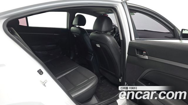 Hyundai AVANTE 2017 — photo 12
