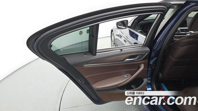BMW 5-Series 2020 — photo 15