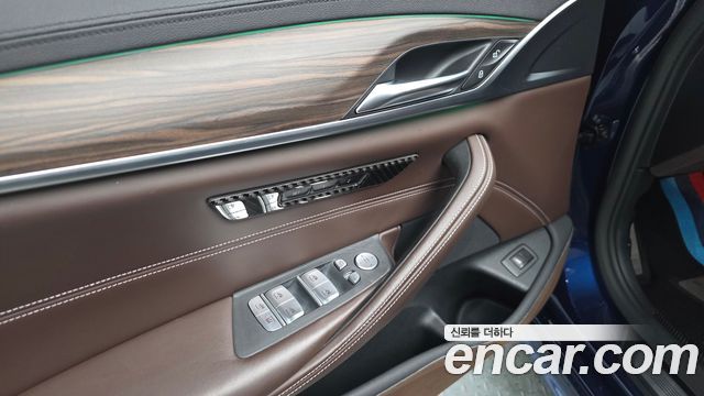 BMW 5-Series 2020 — photo 30