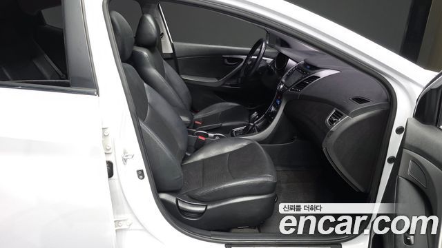 Hyundai AVANTE 2016 — photo 11
