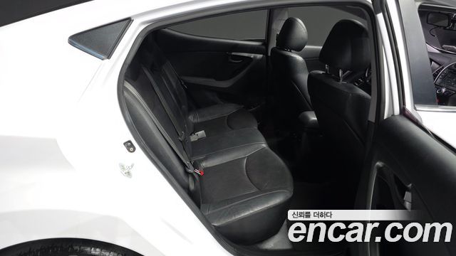 Hyundai AVANTE 2016 — photo 12