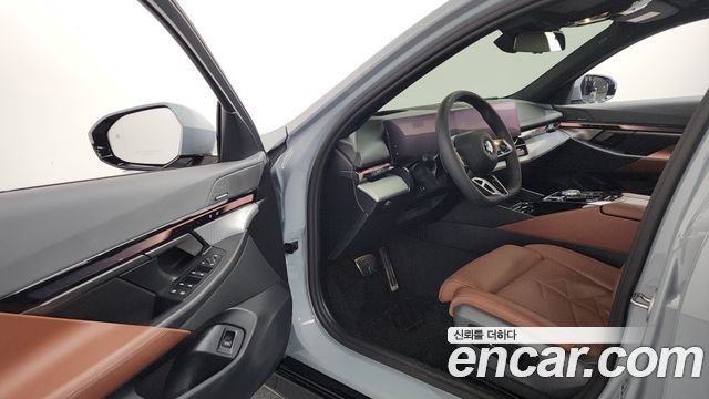 BMW 5-Series 2025 — photo 13