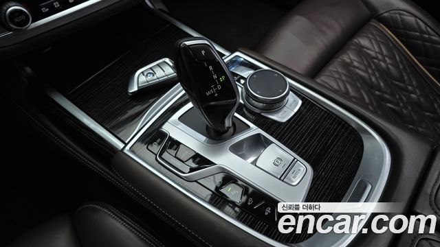 BMW 7-Series 2021 — photo 9