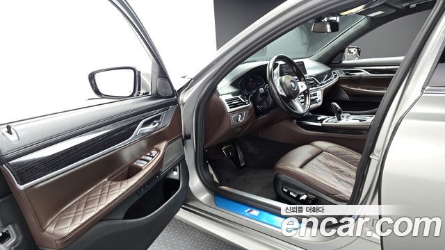 BMW 7-Series 2021 — photo 10