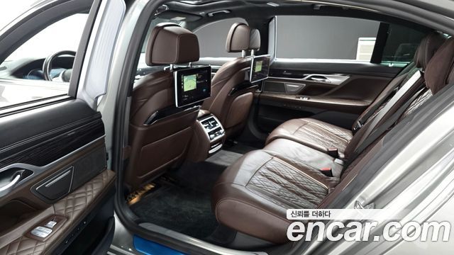 BMW 7-Series 2021 — photo 11