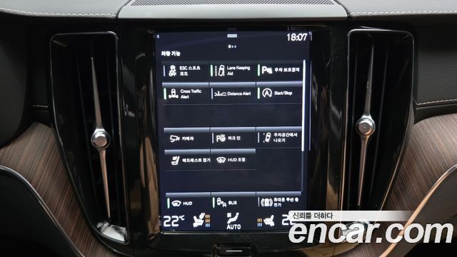 Volvo XC60 2021 — photo 16