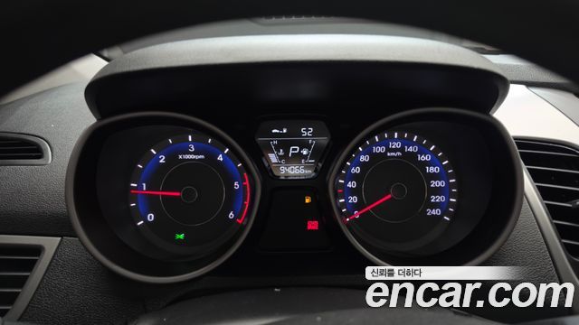 Hyundai AVANTE 2016 — photo 11