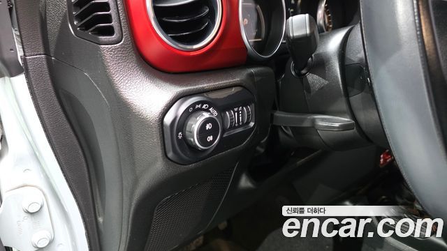 Jeep Wrangler 2023 — photo 24