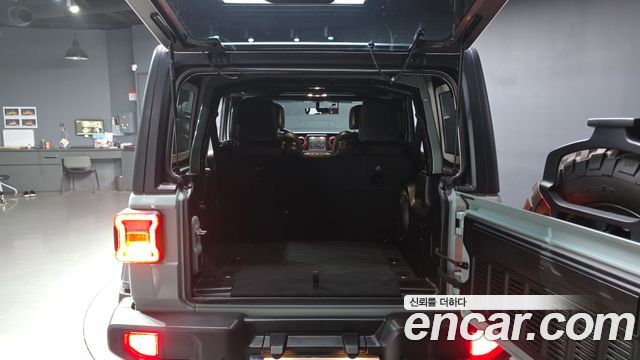 Jeep Wrangler 2023 — photo 26