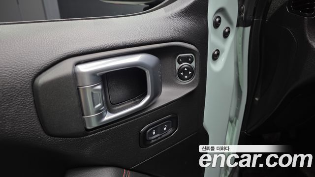 Jeep Wrangler 2023 — photo 31